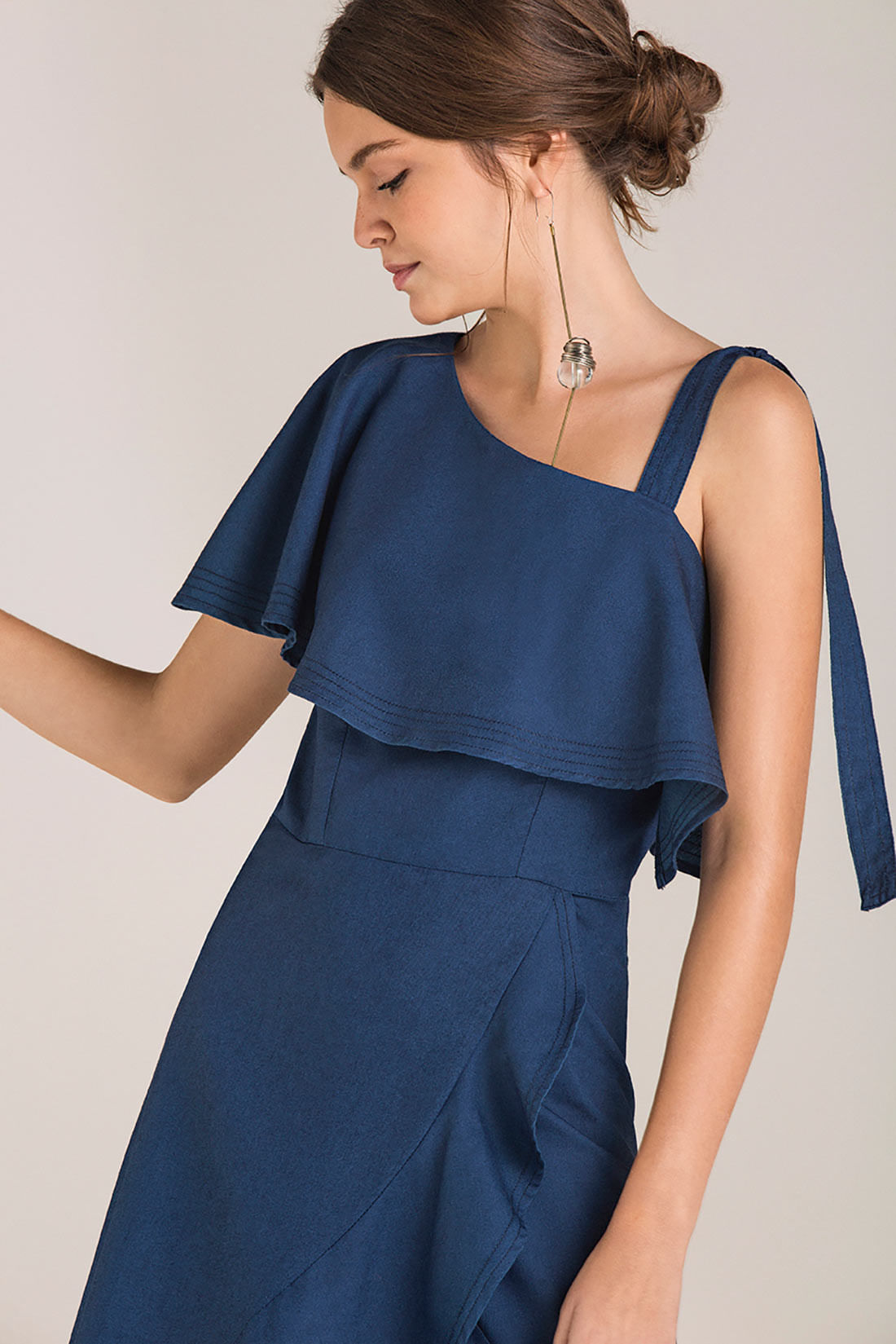 vestido de um ombro só com babado